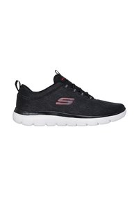 Scarpa da atletica nera con una tomaia in mesh testurizzato, sistema di allacciatura e suola bianca leggera. Presenta un accento del logo in rosso.