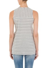 Grå och vit randig ärmlös topp med rund halsringning, som har ett texturerat mönster på övre ryggen och en avslappnad passform.