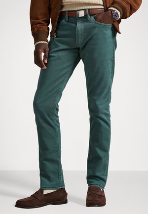 SULLIVAN SLIM GARMENT-DYED STRETCH JEAN - Sirgete säärtega teksad - hillstone charter green