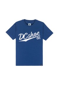 Modrá bavlněná tričko s krátkým rukávem, na přední straně je velké bílé logo "DCshoe Co." v kurzivě.