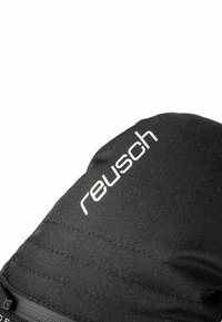 Schwarzer Textilhandschuh mit gesteppten Linien und einem weißen "Reusch"-Logo. Glatte Oberfläche, entworfen für Wintersport oder Aktivitäten im Freien.