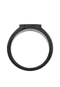 Sort metalkrans med et glat, cirkulært design. Har en flad topkant og hvid inderside, hvilket antyder holdbarhed og en minimalistisk stil.