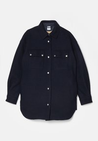 Veste-chemise en laine bleu marine avec deux poches à rabat sur la poitrine et boutons-pression argentés, col ouvert et manches longues.