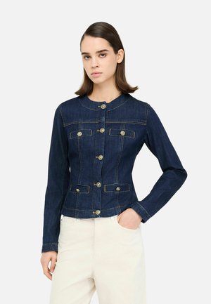 Giacca in denim scuro con collo rotondo, chiusura a bottoni e due tasche frontali. Bottoni in tono oro e dettagli di cucitura a contrasto.