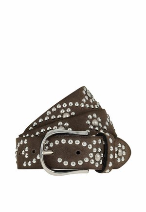 Bruine suède riem met zilveren ronde studs die in decoratieve patronen zijn gerangschikt en een gepolijste zilveren gesp.