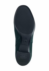 Podešev tmavozelené boty s texturovaným gripem, označená velikost 37, s nápisem "ANTI-SLIDE" na gumové části paty.