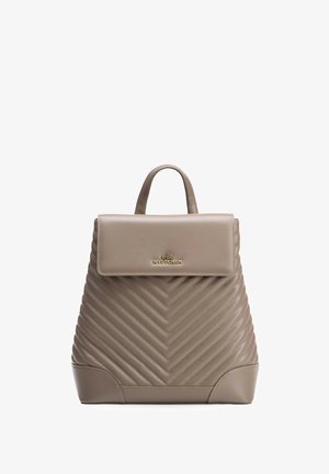 Taschleder-Rucksack in Taupe mit gestepptem Chevron-Muster, oberem Griff, Klappverschluss und goldenem Wittchen-Logo in der Mitte vorne.