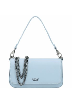 Bolso rectangular azul claro con detalle de cadena plateada y "REPLAY SINCE 1981" impreso en la solapa frontal.