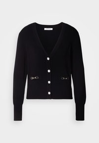 Cardigan noir à col en V, manches longues, cinq boutons brillants, et deux poches avec des accents métalliques argentés. Confectionné en tissu tricoté doux.