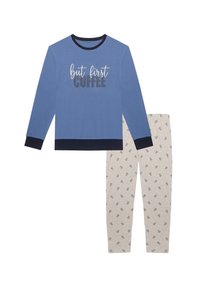 Maglietta azzurra a maniche lunghe con grafica "ma prima il caffè" e rifiniture blu navy. Pantaloni del pigiama grigi chiari con un motivo ripetuto di tazze da caffè.