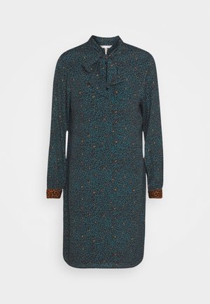 Pitkähihaista mekkoa tumman tealinsinisessä värissä, jossa on kukkakuosi, nauhasolmuke ja leopardi-printti hihansuissa. Valmistettu pehmeästä kankaasta, jossa on rento istuvuus.