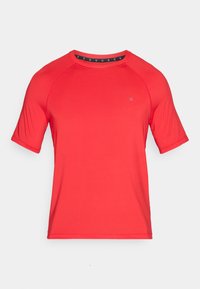 Κόκκινη αθλητική μπλούζα κοντομάνικη με στρογγυλή λαιμόκοψη, με ράγλες μανίκια και μικρό λογότυπο μπροστά.