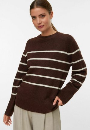 Brunstribet sweater med hvide vandrette striber, rund hals, lange ærmer og et tekstureret strikstof. Casual pasform med ribbede manchetter.