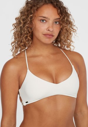 Witte bikini-top met een driehoekig ontwerp, dunne banden en een gladde textuur. Opvallende uitsnijding op de achterkant accentueert het ontwerp.