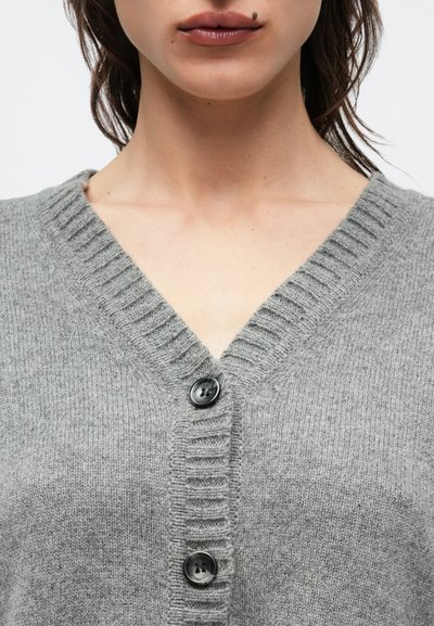 Szary kardigan z dekoltem w kształcie litery V, wykończeniem z prążkowanej dzianiny i trzema czarnymi guzikami z przodu, prezentujący miękką, dzianinową teksturę.