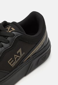 EA7 Emporio Armani SUMMER COURT - Sapatilhas - triple black/gold