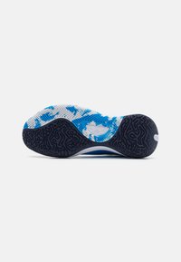 Semelle de chaussure de sport en bleu et blanc. Présente une texture antidérapante et une section lisse en marine au niveau du talon. Design léger.