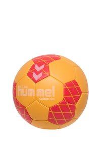 Rund, gul og rød børnehåndbold lavet af syntetisk materiale, med et diamantmønster og Hummel-branding i hvid.