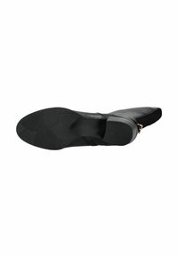 Bota de tobillo negra de cuero con punta afilada, suela texturada y tacón bajo; cuenta con una hebilla lateral para un ajuste ajustable.