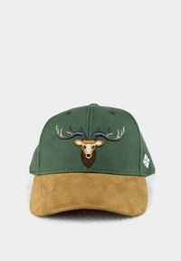 Grüne Kappe mit einem braunen Wildledervisier, auf der Vorderseite mit einem gestickten Hirschkopfdesign, das die Geweih- und Gesichtszüge zeigt.