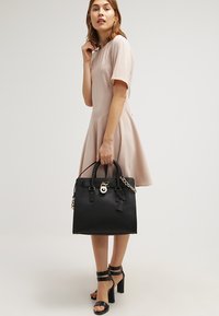 MICHAEL Michael Kors   HAMILTON czarny