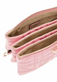 Portefeuille matelassé rose avec trois compartiments, accents en métal doré et finition texturée. Intérieur doublé beige avec étiquette de la marque.