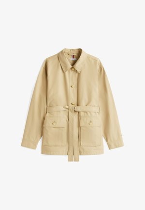 Beige leichte Jacke mit Kragen, Knopfverschluss, tailliertem Schnitt und zwei aufgesetzten Taschen vorne. Glatte Textur.