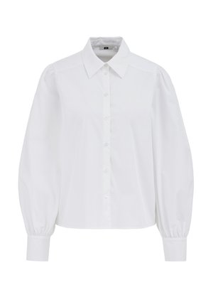 Bijela košulja s gumbima, izrađena od glatke tkanine, s šiljastim ovratnikom, izduženim nabranim dugim rukavima i manšetama s gumbima. Bez uzoraka ili ukrasa.