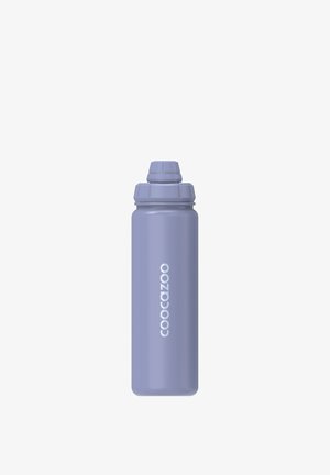 Hohe, schlanke, hellviolette Sportwasserflasche mit Schraubverschluss und weißem vertikalem „coocazoo“-Logo an der Seite.