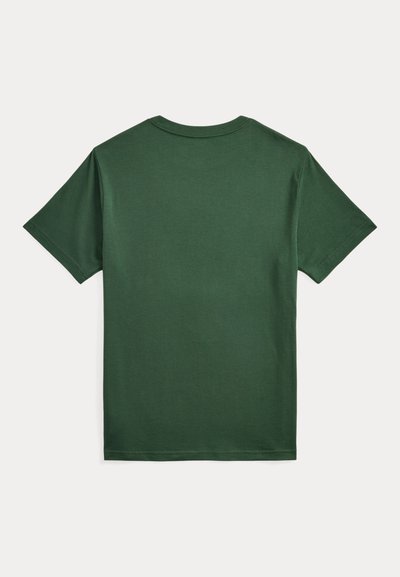 Tamsiai žalia trumpomis rankovėmis medvilninė marškinėliai su apvalia iškirpte ir lygiu, minkštu paviršiumi. Be grafikos ar papuošimų.