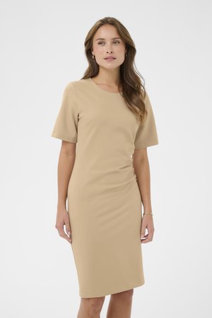 Robe ajustée beige avec des manches courtes, un col rond et des détails froncés sur le côté, fabriquée à partir d'un tissu lisse et légèrement extensible.