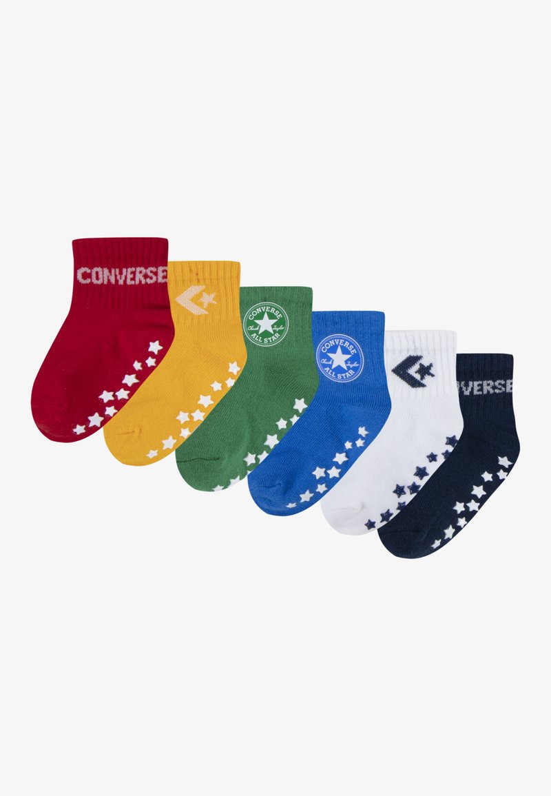 Sei paia di calze corte in rosso, giallo, verde, blu, bianco e blu navy. Ognuna presenta motivi a stelle e il logo Converse.