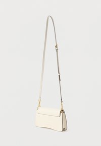 Mala de ombro em couro branco com uma forma retangular estruturada, ferragens douradas e uma aba plana. Alça ajustável com detalhes cinzentos.