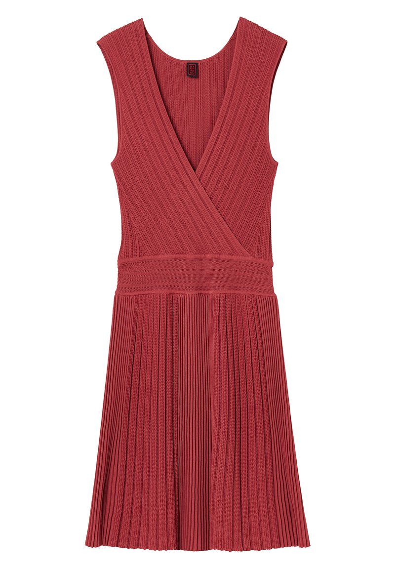 Rotes plissiertes Kleid aus geripptem Stoff, mit tiefem V-Ausschnitt, ärmellosem Design und einer figurbetonten Taille für eine ausgestellte Rocksilhouette.