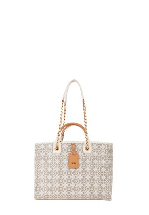 Borsa tote bianca e beige a motivi con targhetta in pelle color cuoio, manici color cuoio e tracolle a catena dorata su sfondo bianco.