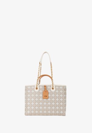 Sac fourre-tout blanc et beige à motifs avec étiquette en cuir beige, poignées beige et bretelles en chaîne dorée sur fond blanc.