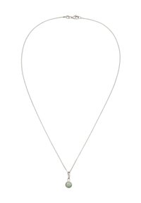 Sølvhalskæde med en tynd kæde, der har en lille rund grøn ædelstensvedhæng, sat i en cirkulær metalindfatning. Glat tekstur.