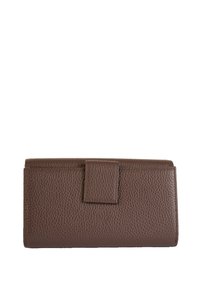 Portafoglio in pelle marrone con superficie testurizzata, forma rettangolare e chiusura a pattina. Presenta un design minimalista e dettagli di cucitura sottili.