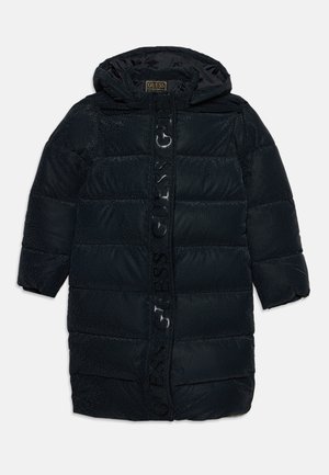 Lungo cappotto invernale imbottito nero con cappuccio e marchio "GUESS" lungo la zona della zip frontale.