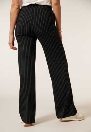 Zwarte gestreepte wijdere broek met een hoge taille, voorzien van smalle witte streepjes, een zachte textuur en een relaxte pasvorm.