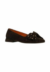 Bruine suède ballerina's met een strik op de neus, versierd met kleine zilveren studs. De zool is plat met een lichte hak.