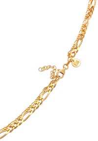 Collana in metallo dorato con maglie ovali allungate, dotata di chiusura a moschettone e dettaglio della catena regolabile. Piccola etichetta attaccata con un logo.