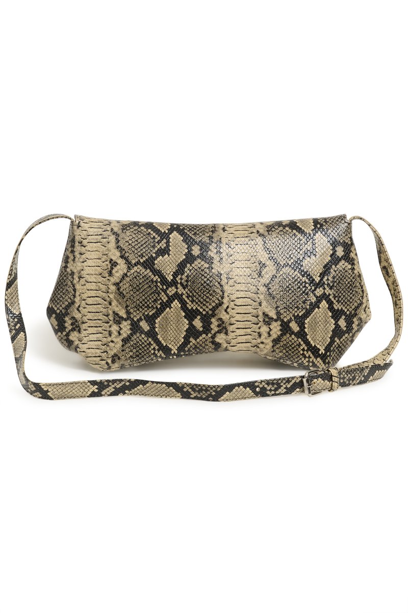 Sac bandoulière rectangulaire avec sangle réglable, présentant un motif en peau de serpent beige et noire ainsi qu'une forme légèrement courbée.