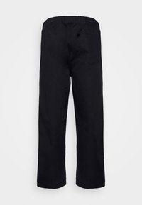 Pantalon noir droit avec taille élastique et une poche arrière unique, vu de dos sur fond blanc.