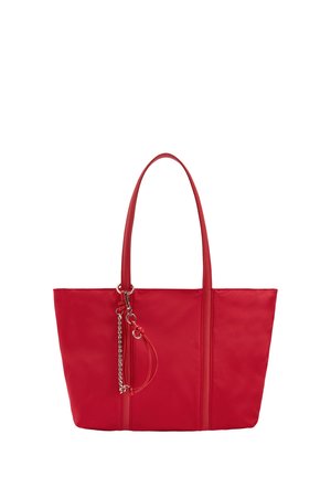 Czerwona torba na ramię z dwoma uchwytami i ozdobnym srebrnym łańcuszkiem przymocowanym do jednego z uchwytów, na białym tle.