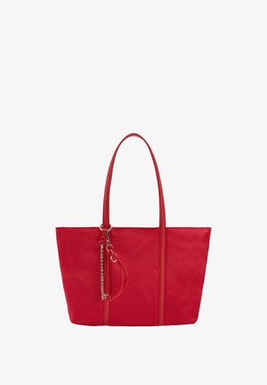 Czerwona torba na ramię z dwoma uchwytami i ozdobnym srebrnym łańcuszkiem przymocowanym do jednego z uchwytów, na białym tle.