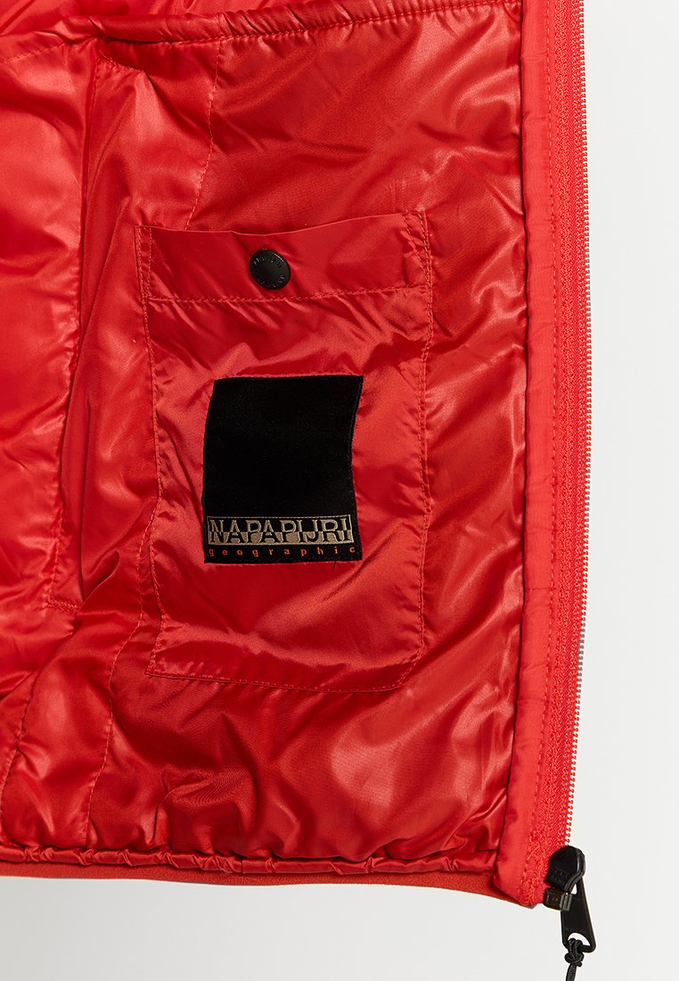 Interior de una chaqueta roja que muestra un bolsillo con botón a presión y una etiqueta negra de Napapijri Geographic, además de un zipper visible en el lado derecho.