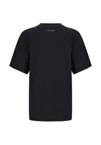 Černé tričko s krátkým rukávem vyrobené z bavlny. Obsahuje kulatý výstřih a malý dekorativní textový detail na horní části zad.