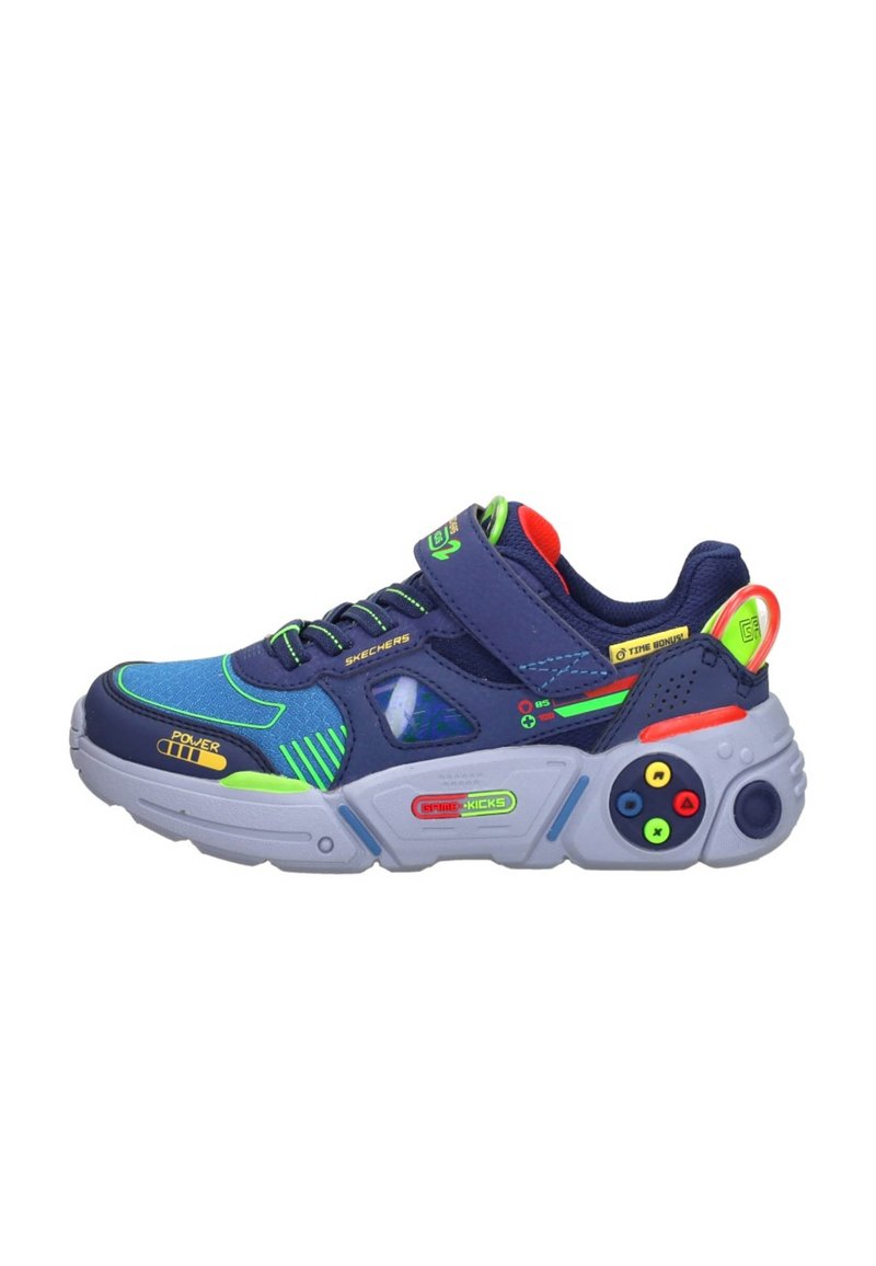 Kindersneaker in Blau und Neon-Grün mit grauer Sohle, Velcro-Riemen und Design eines Spiel-Controllers auf der Ferse.
