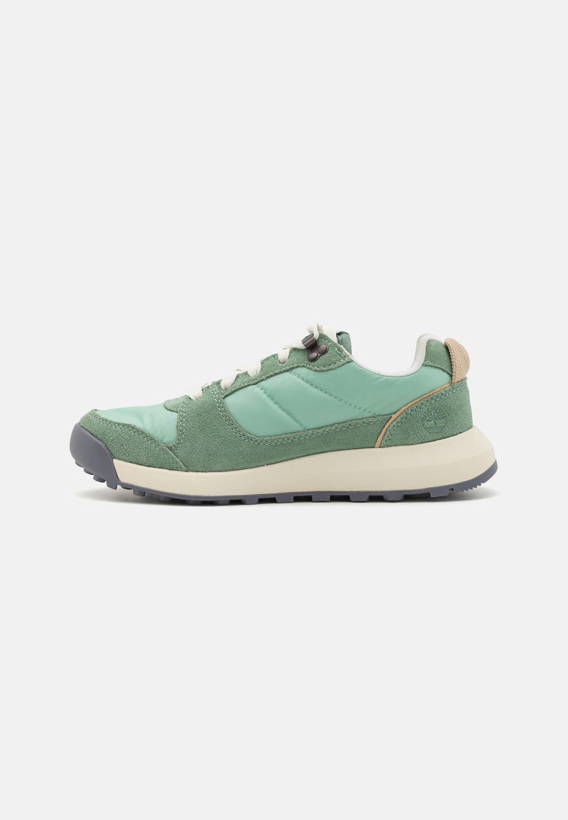 Grüner Sportschuh mit Wildleder- und Synthetik-Oberflächen, runder Zehenform, Schnürdesign und strukturiertem grauem Laufsohle.